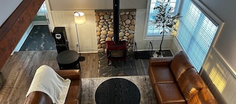Charming Rustic cabin w/Jacuzzi at Fowler Lake, SK
