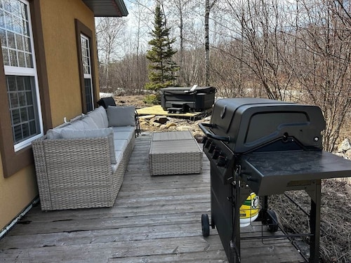 Charming  Rustic cabin w/Jacuzzi at Fowler Lake, SK