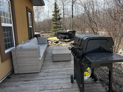 Charming Rustic cabin w/Jacuzzi at Fowler Lake, SK