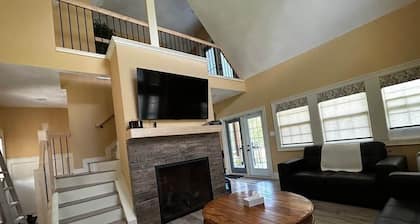 Family Friendly Cabin w/Jacuzzi at Fowler Lake, SK