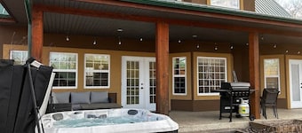 Family Friendly Cabin w/Jacuzzi at Fowler Lake, SK