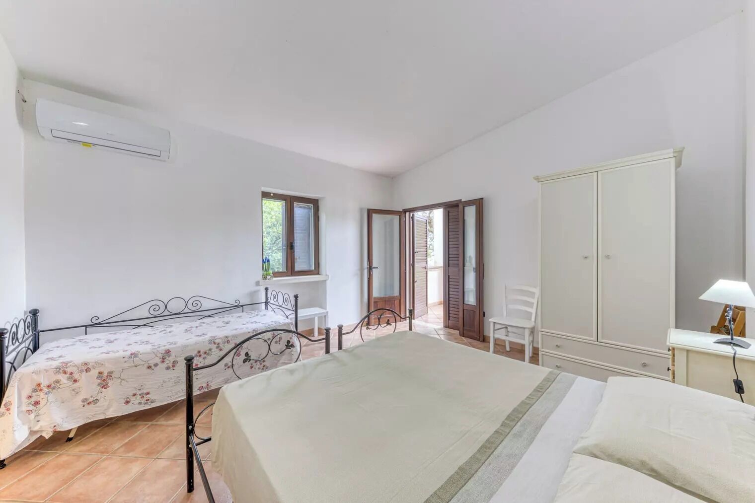 Iron/ironing board, internet, bed sheets
