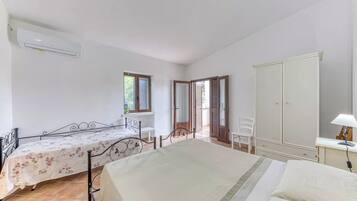 Iron/ironing board, internet, bed sheets