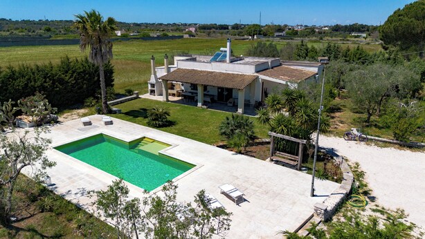 A house with a swimming pool, a patio, and a garden. - Villa Cisura Ranne - 2 km from the sea with a private heated pool (Puglia)
