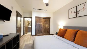 Escritorio, tabla de planchar con plancha, wifi gratis y ropa de cama