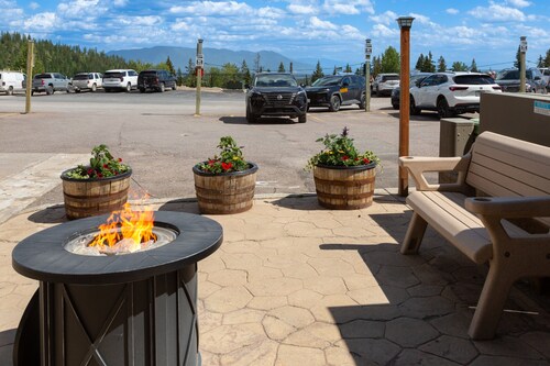 Summit Hideaway | Ski-In/Ski-Out Condo on Whitefish Mountain | Communal Hot Tub & Views