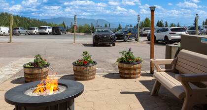 Summit Hideaway | Ski-In/Ski-Out Condo on Whitefish Mountain | Communal Hot Tub & Views
