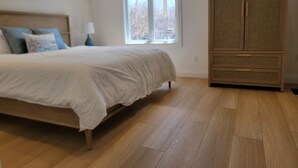 A bedroom with a bed, a wardrobe, a window, and a lamp. - Stay in the heart of Toronto (toronto)