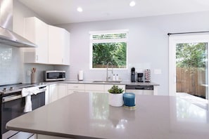 Wasserkocher mit Kaffee-/Teezubehör, Kühlschrank, Mikrowelle, Ofen