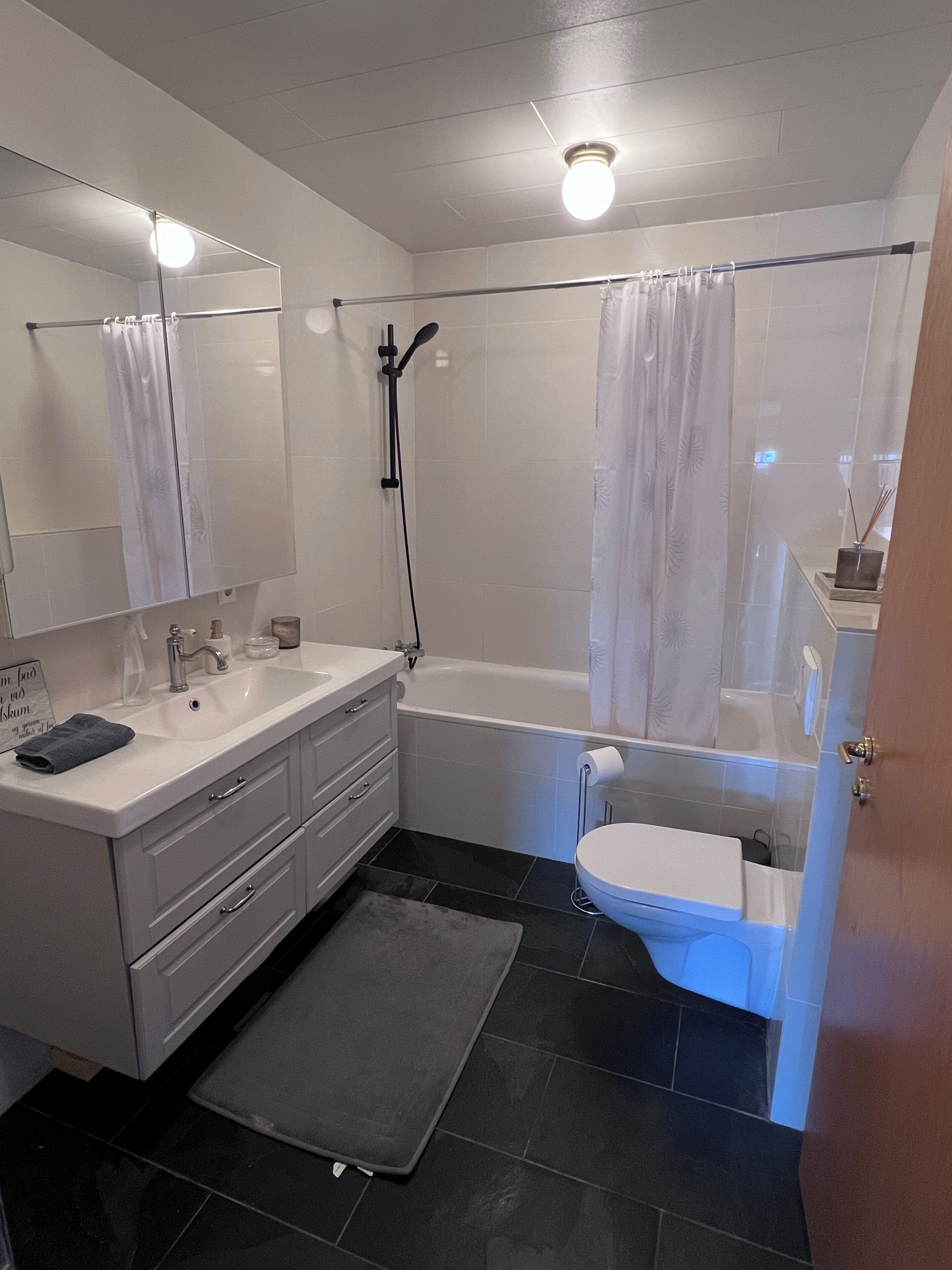 Serviettes fournies, savon, papier toilette