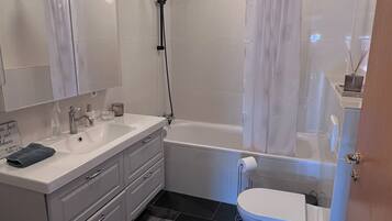 Serviettes fournies, savon, papier toilette