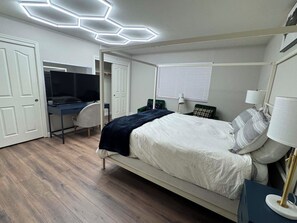 Iron/ironing board, WiFi, bed sheets - Large secondary primary bedroom with private bathroom in peaceful, stylish home (Vail)