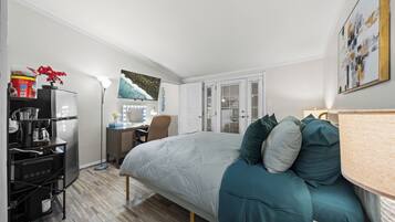 Escritorio, wifi gratis, ropa de cama