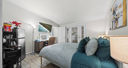 Private Studio w King Bed, Bathroom, 1 Parking