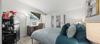 Private Studio w King Bed, Bathroom, 1 Parking