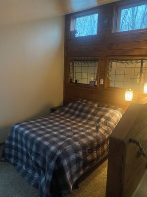 WiFi, bed sheets - Sleepy Hollow Hideaway • Cozy Woodland Cabin • 25 Min to Penn State (Philipsburg)
