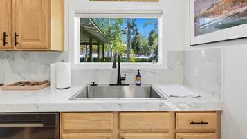 Coffee/tea maker, fridge, microwave, oven