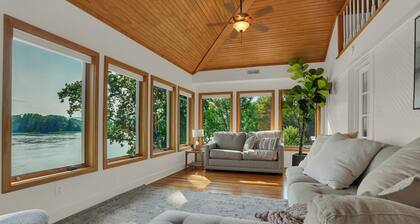 Riverfront Manor - Beautiful view and setting!