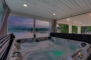 Indoor spa tub - Riverfront Manor - Beautiful view and setting! (Dauphin)