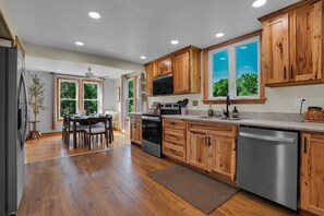 Coffee/tea maker, fridge, microwave, oven - Riverfront Manor - Beautiful view and setting! (Dauphin)