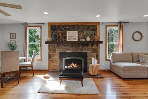 Fireplace, books - Riverfront Manor - Beautiful view and setting! (Dauphin)