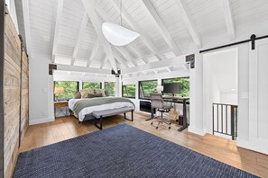 Escritorio, tabla de planchar con plancha, wifi gratis y ropa de cama 