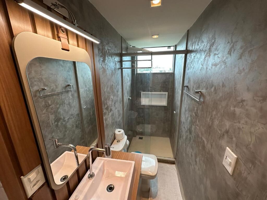 Douche, serviettes fournies, savon