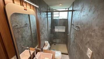 Douche, serviettes fournies, savon