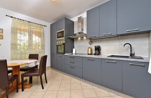 Wasserkocher mit Kaffee-/Teezubehör, Kühlschrank, Ofen, Herdplatte