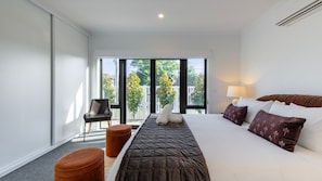 3 bedrooms, desk, travel cot, free WiFi