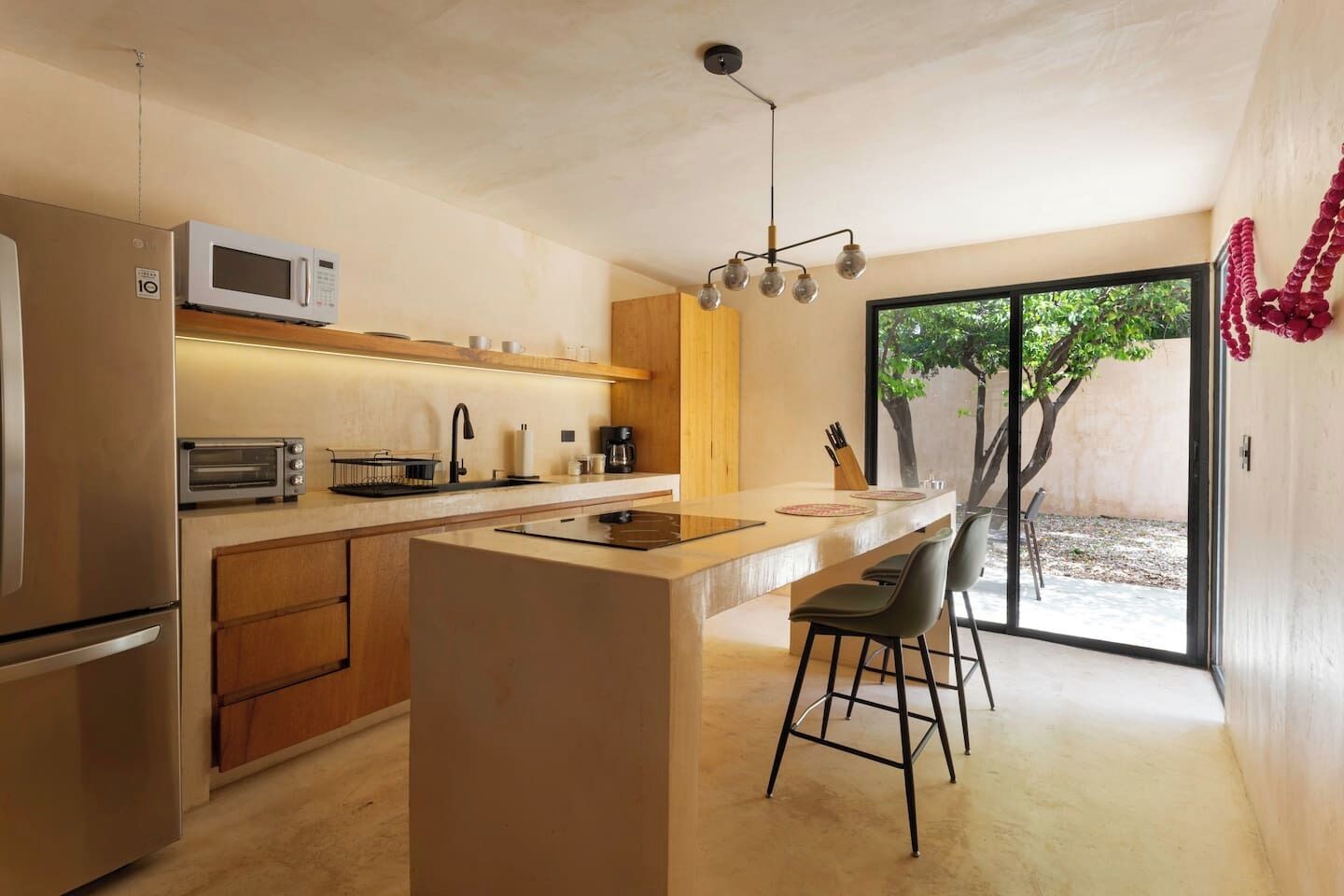 Coffee/tea maker, fridge