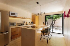Coffee/tea maker, fridge - Casa Sayab · 2 Hab · 2.5 Baños · Piscina Privada (Merida)