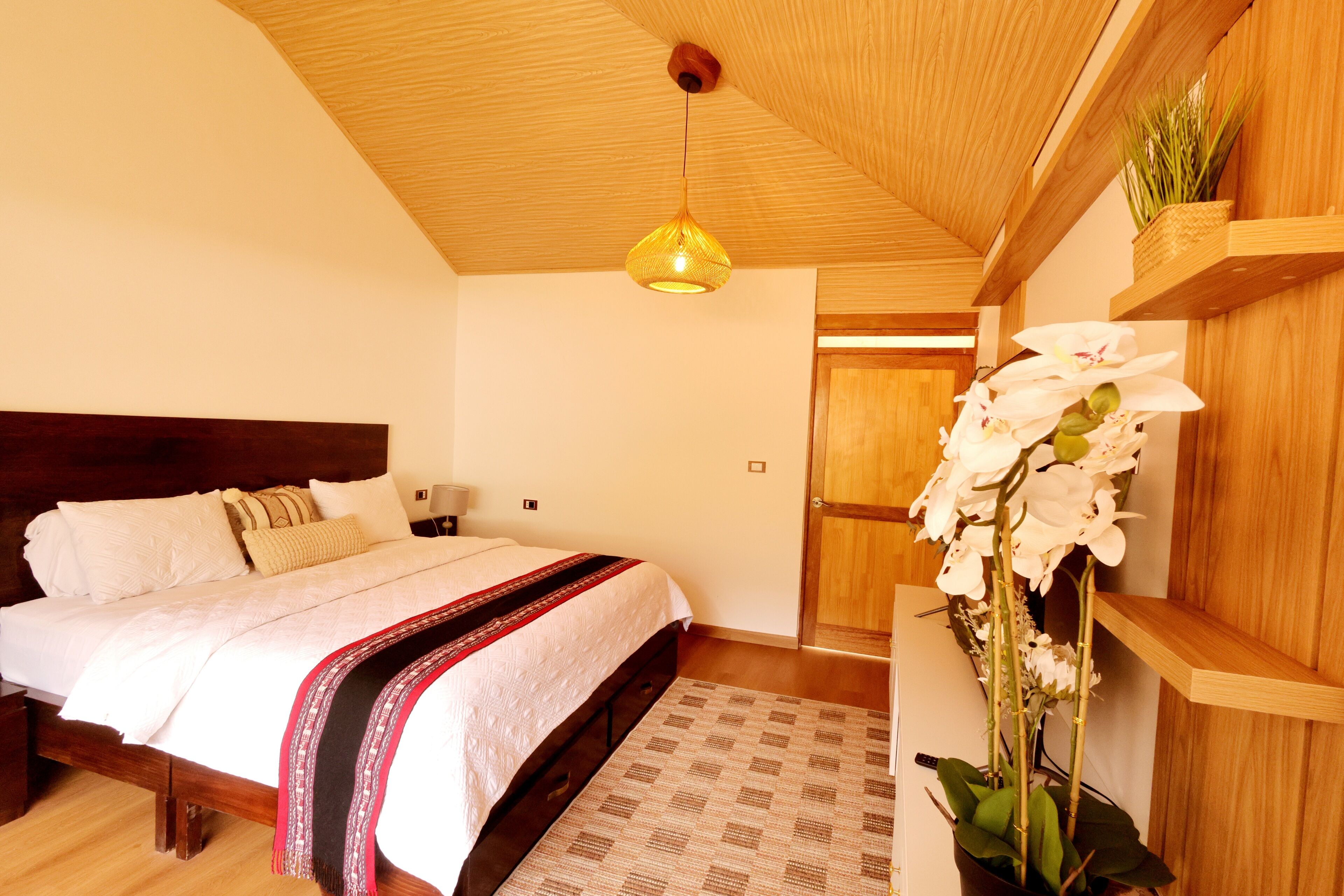 1 dormitorio, tabla de planchar con plancha, wifi y ropa de cama