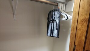 Ett förråd med ett torkställ, en fläkt och träningsutrustning.