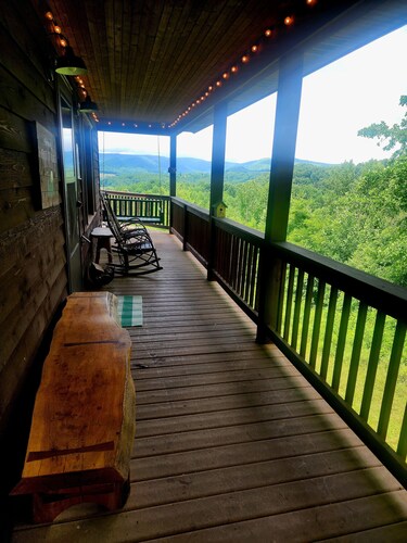Secluded cabin in the mountain woods with amazing view & nearby natural wonders!