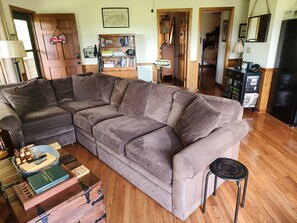 Smart TV, fireplace, books, stereo