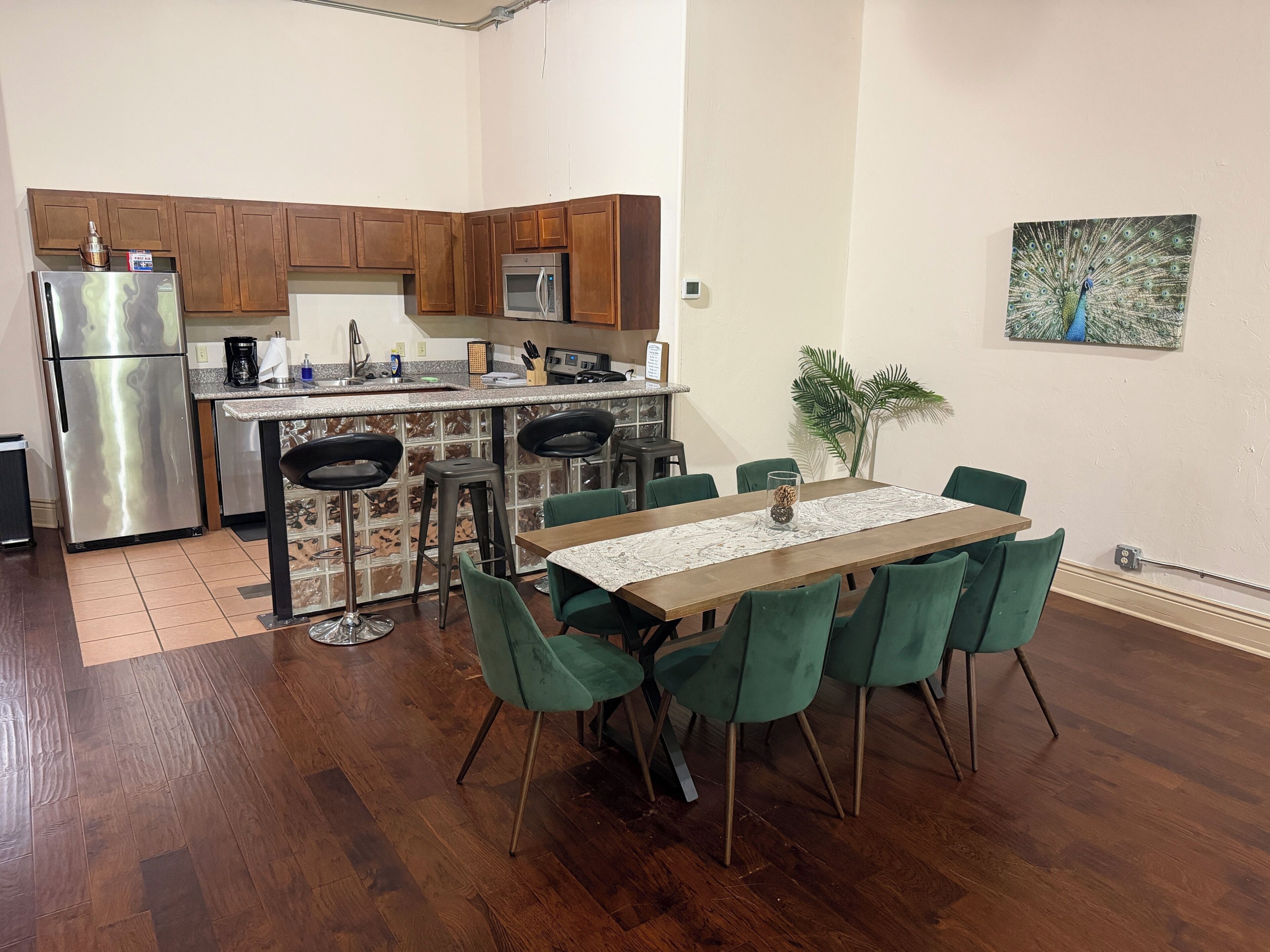 Une cuisine moderne dotée d’un îlot central, de tabourets de bar et d’une table à manger avec des chaises.