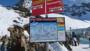A mountain sign with directions to various locations and a map of the area. - Haus Vispa Appartement/Fewo Wohnung D by Interhome (Saas-Grund)