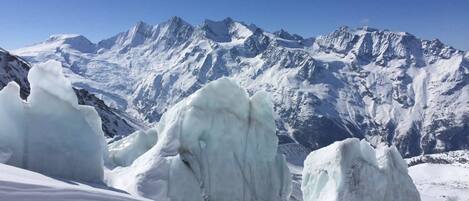 Un paysage montagneux enneigé, parsemé de formations de glace.