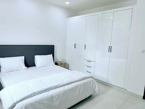 2 bedrooms, iron/ironing board, WiFi, bed sheets - Spacious Two-Bedroom Apartment with a Private Balcony and Terrace (Dakar)