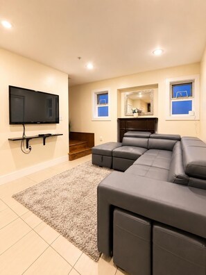 Living area - Private Entire Home/10 mins YVR/15 mins DT (Vancouver)