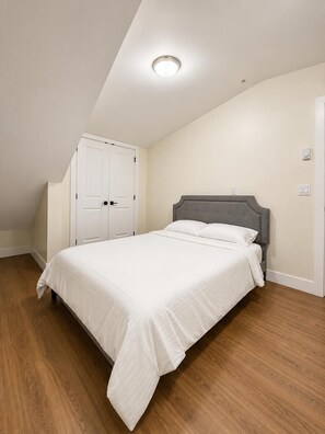 Room - Private Entire Home/10 mins YVR/15 mins DT (Vancouver)