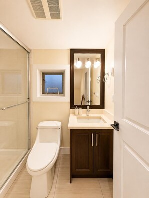 Bathroom - Private Entire Home/10 mins YVR/15 mins DT (Vancouver)