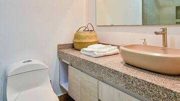 Room, 1 Bedroom, Patio | Bathroom