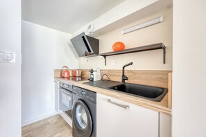 Kühlschrank, Mikrowelle, Ofen, Wasserkocher mit Kaffee-/Teezubehör