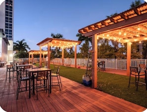 Outdoor dining - Modern Downtown Oasis, Pool, Spa,Gym, Free Parking, Fully equipped, Comfortable. (Fort Myers)