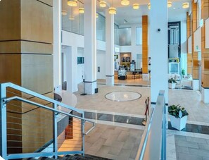 Interior - Modern Downtown Oasis, Pool, Spa,Gym, Free Parking, Fully equipped, Comfortable. (Fort Myers)