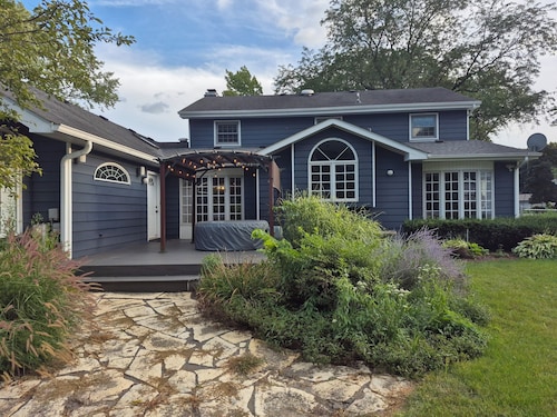 Cozy Mother-in-Law Suite w/Laundry, Kitchenette, Walk-In Closet, and Rain Shower