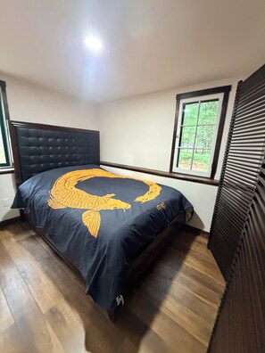 Une chambre à coucher avec un lit, une fenêtre et un radiateur.