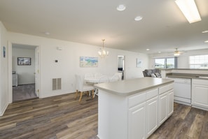 Dining - Rehoboth Beach Condo Walk to Shops and Restaurants (Rehoboth Beach)